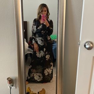 Black/floral dress. With a tie by the waist. Size XS.